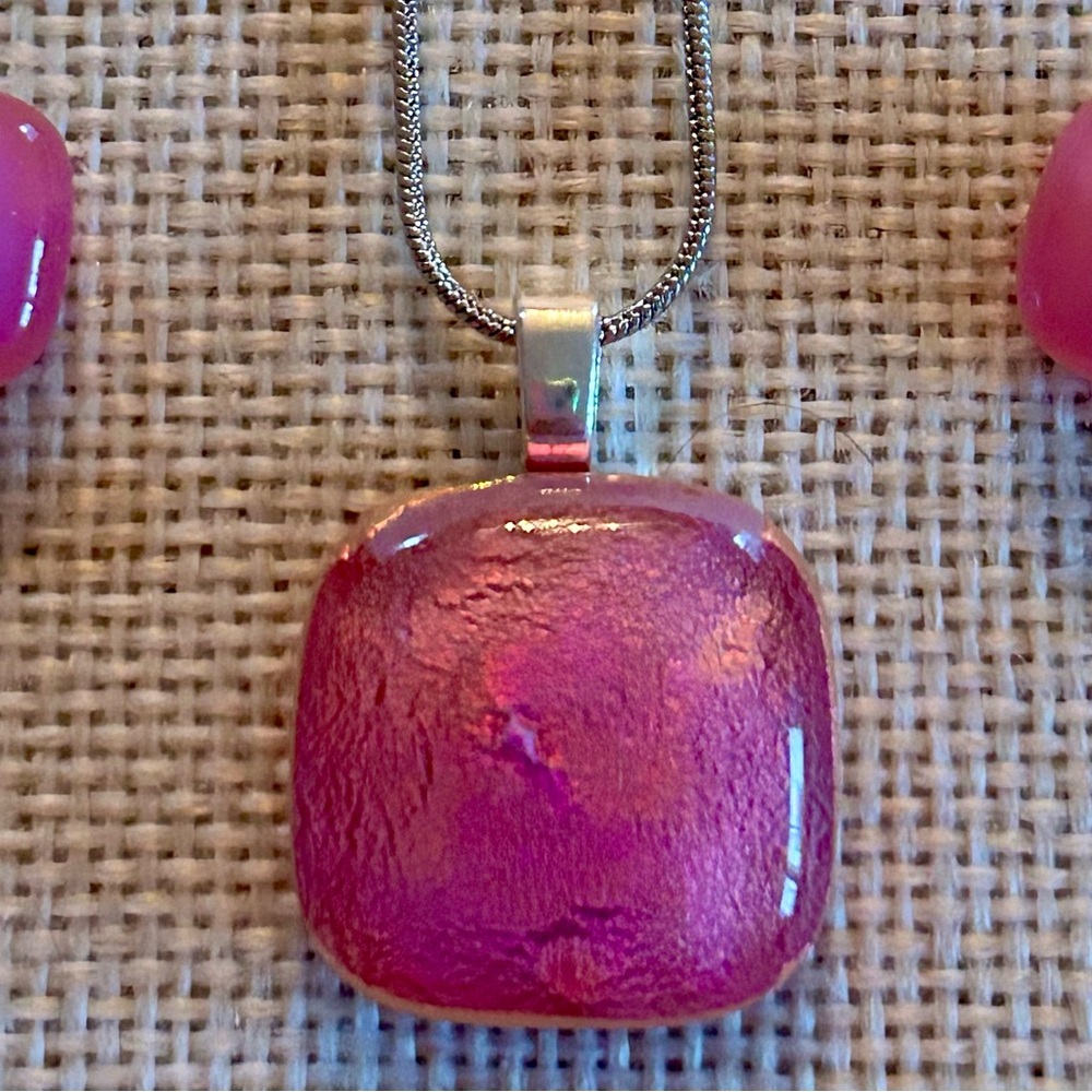 Chic Fuchsia Pendant Necklace